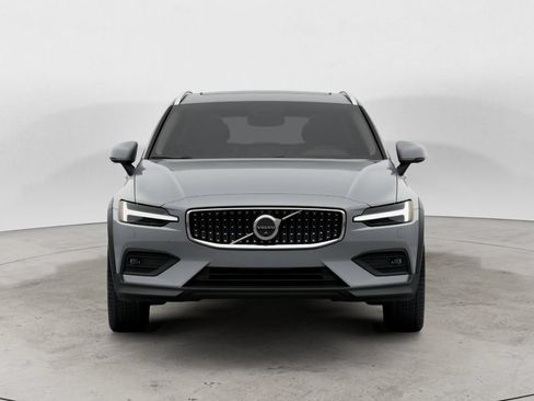 Used 2025 Volvo V60 B5 Cross Country Plus AWD/4WD image 2