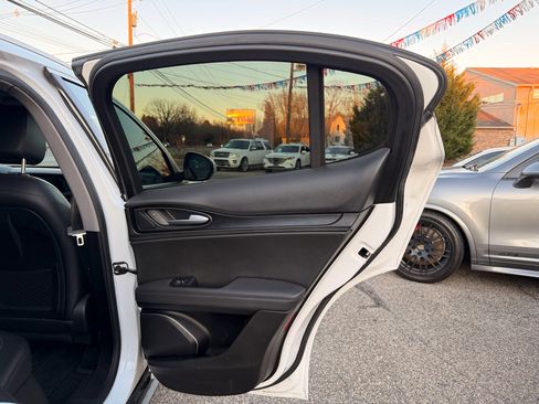 Used 2019 Alfa Romeo Stelvio AWD image 22