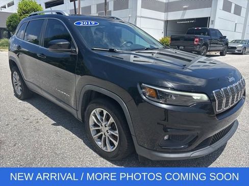 Used 2019 Jeep Cherokee Latitude Plus w/ Comfort/Convenience Group FWD image 1