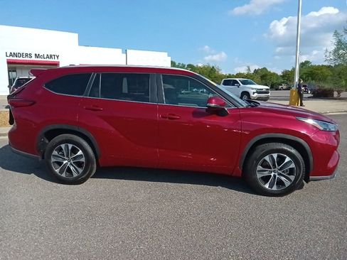 Used 2023 Toyota Highlander XLE FWD image 2