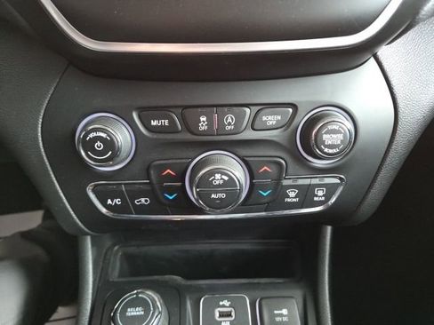 Used 2019 Jeep Cherokee Latitude w/ Comfort & Convenience Group image 58