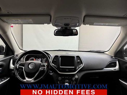 Used 2018 Jeep Cherokee Latitude Plus AWD/4WD image 11