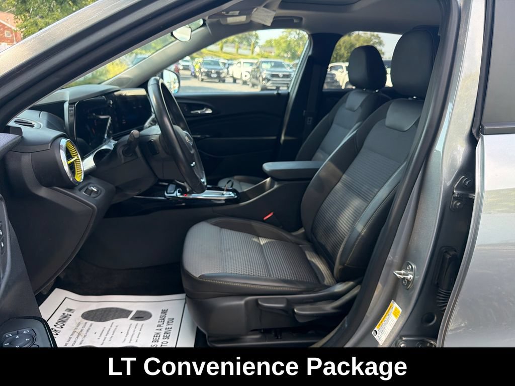 Used 2024 Chevrolet Trax LT w/ Sunroof Package FWD image 11