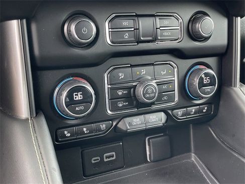 Used 2023 Chevrolet Suburban Premier image 20