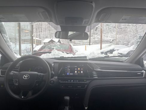 Used 2025 Toyota Camry LE image 32