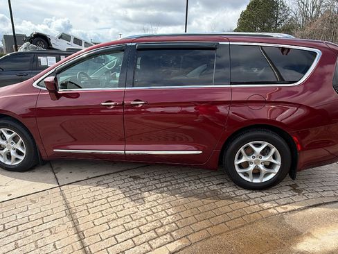 Used 2018 Chrysler Pacifica Touring-L w/ Tire & Wheel Group image 11