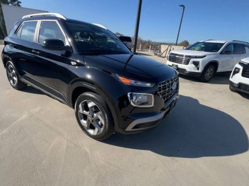 Used 2025 Hyundai Venue SEL image 2