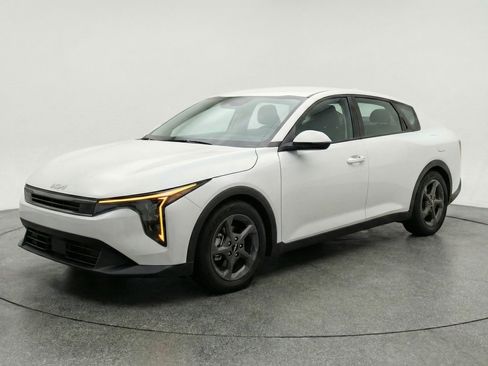 Used 2025 Kia K4 LXS image 3