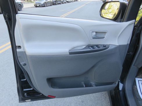 Used 2018 Toyota Sienna LE FWD image 29