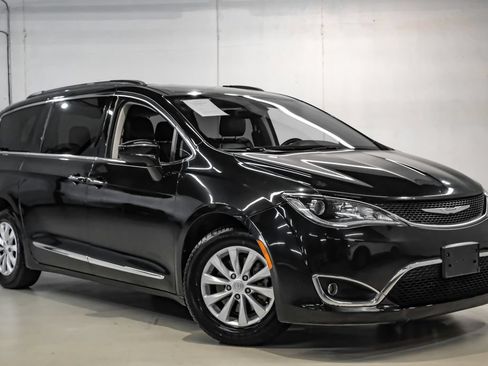 Used 2017 Chrysler Pacifica Touring-L FWD image 7