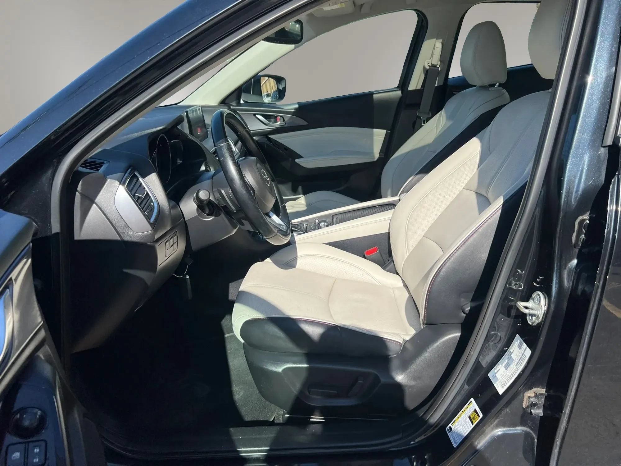 Used 2018 MAZDA MAZDA3 Grand Touring w/ Premium Equipment Package FWD image 29