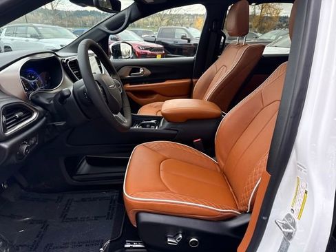 New 2026 Chrysler Pacifica Pinnacle image 15