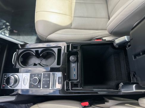 Used 2020 Land Rover Discovery HSE image 34