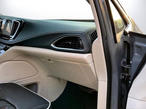 Certified 2023 Chrysler Pacifica Limited image 21