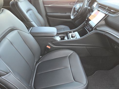 New 2025 Jeep Grand Cherokee L Limited w/ Black Appearance Package image 12