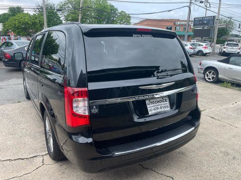 Used 2013 Chrysler Town & Country Touring-L w/ Entertainment Group #2 FWD image 11
