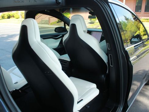 Used 2017 Tesla Model X 75D AWD/4WD image 28