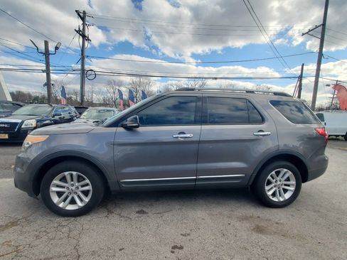 Used 2013 Ford Explorer XLT image 2