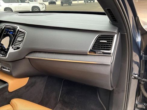 Used 2024 Volvo XC90 B6 Ultimate w/ Lounge Package image 18