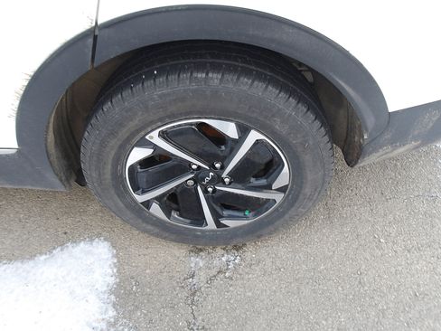 Used 2023 Kia Sportage LX image 3