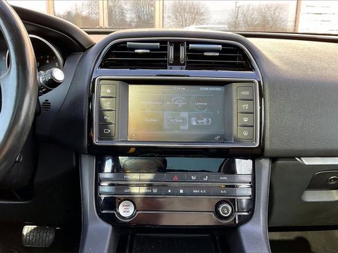 Used 2017 Jaguar F-PACE Prestige image 15