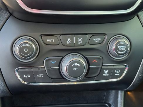 Used 2021 Jeep Cherokee Latitude Plus image 26