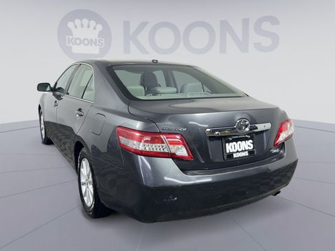 Used 2011 Toyota Camry XLE w/ SE/XLE Extra-Value Pkg FWD image 4