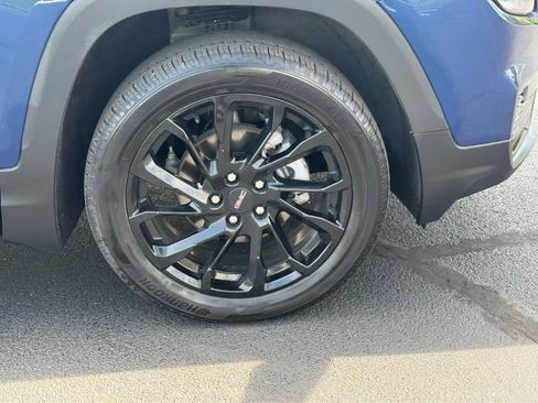 Used 2023 GMC Terrain SLE w/ Elevation Edition image 10