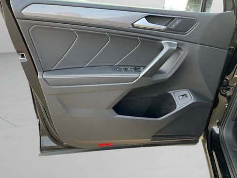 Used 2024 Volkswagen Tiguan SE image 13