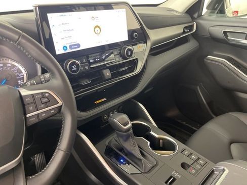 Used 2025 Toyota Highlander XLE image 14