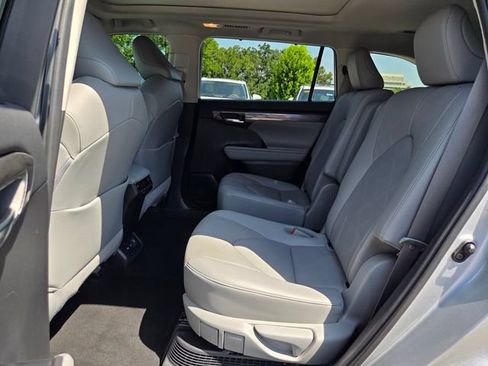 Used 2020 Toyota Highlander Platinum AWD/4WD image 12