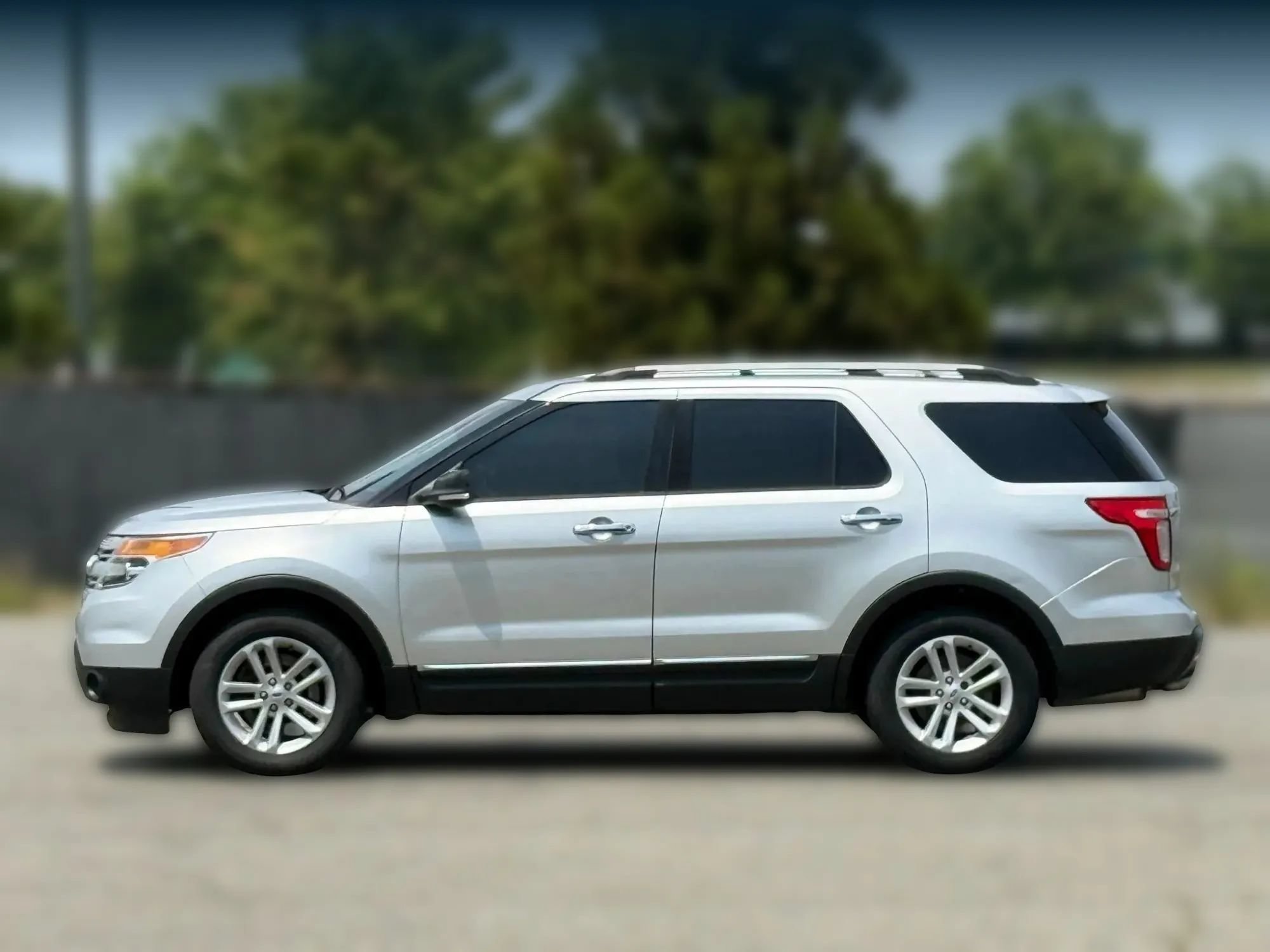 Used 2015 Ford Explorer XLT w/ Equipment Group 201A AWD/4WD image 8