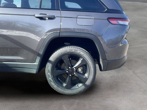 Used 2023 Jeep Grand Cherokee Limited w/ Black Appearance Package image 25