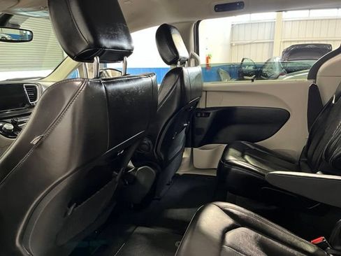 Used 2024 Chrysler Pacifica Touring-L FWD image 17