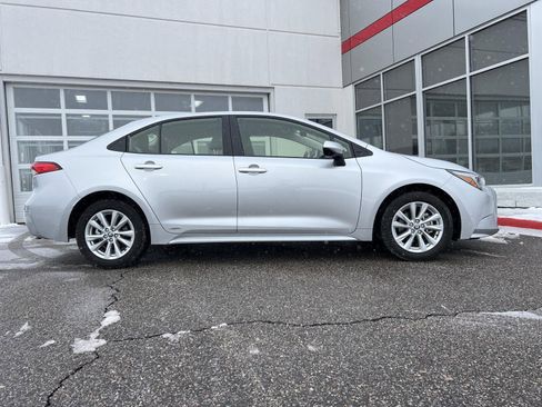 Used 2025 Toyota Corolla LE w/ LE Premium Package image 6