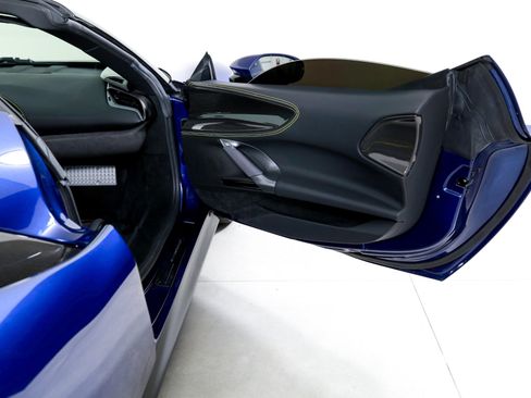 Used 2022 Ferrari SF90 Spider image 19