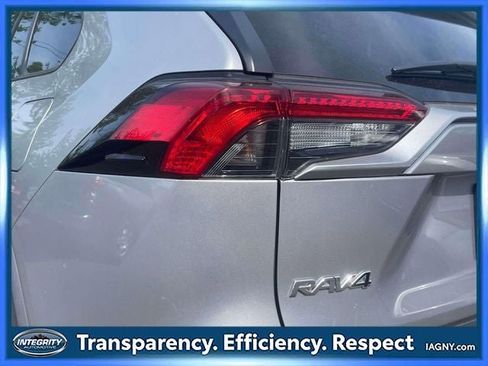 Used 2022 Toyota RAV4 LE AWD/4WD image 11