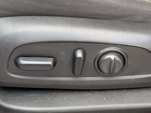 Used 2019 Chevrolet Traverse LT image 16