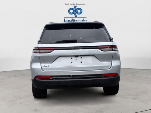 Used 2023 Jeep Grand Cherokee Altitude image 5