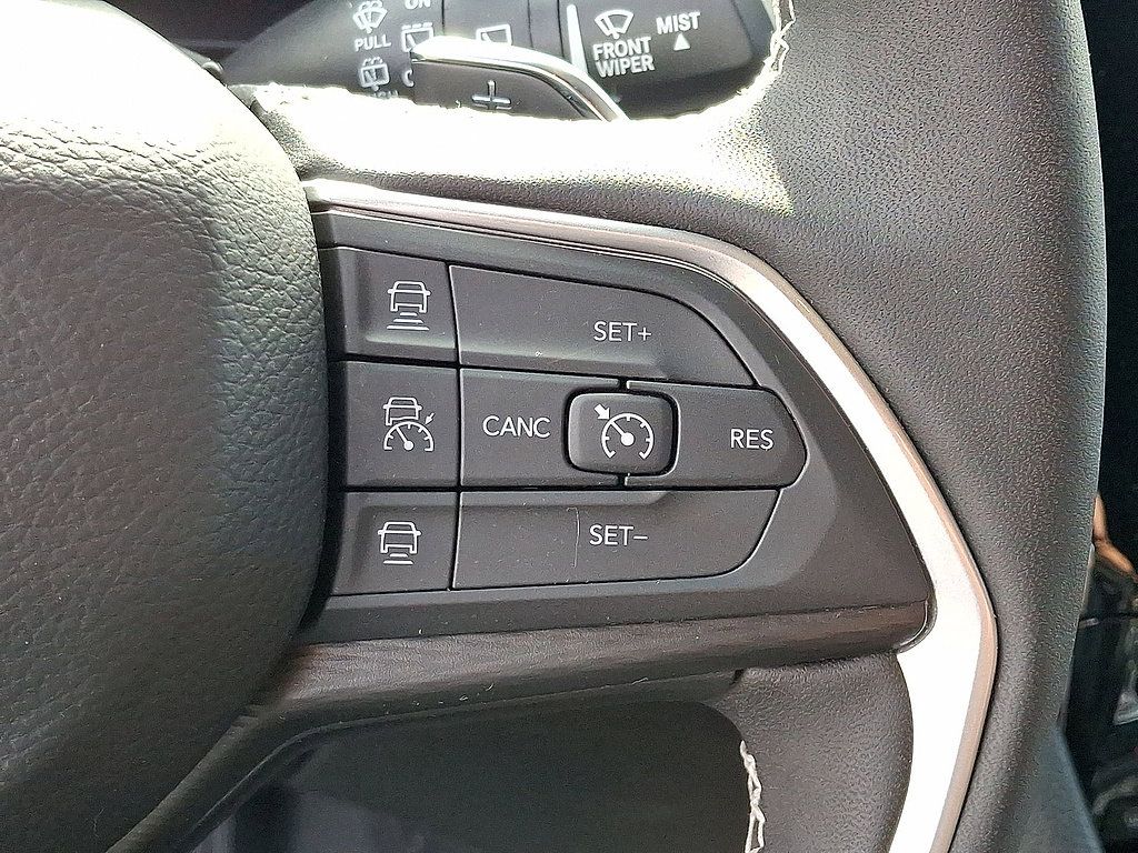 Used 2025 Jeep Grand Cherokee Laredo w/ Luxury Tech Group I AWD/4WD image 24