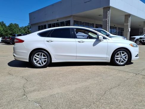 Used 2013 Ford Fusion SE FWD image 2