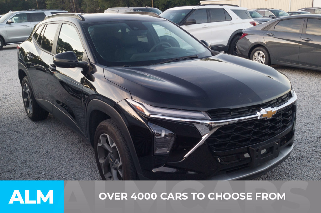 Used 2025 Chevrolet Trax LT FWD image 2