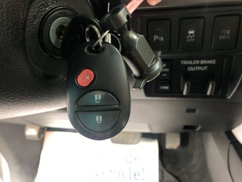 Used 2017 Toyota Tundra SR5 AWD/4WD image 31
