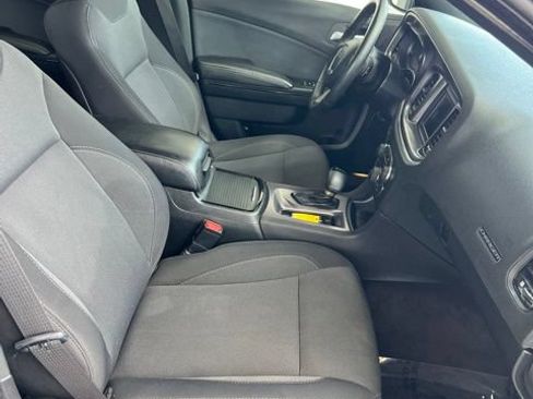 Used 2018 Dodge Charger SXT w/ Blacktop Package RWD image 9