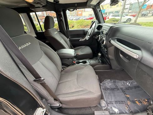 Used 2016 Jeep Wrangler Unlimited Sahara w/ Connectivity Group AWD/4WD image 38