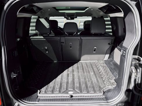 Used 2024 Land Rover Defender 110 SE image 28