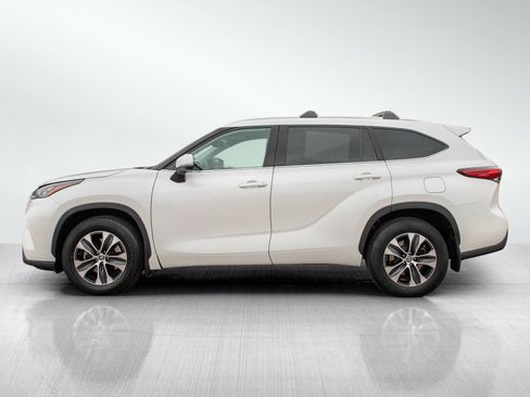 Used 2020 Toyota Highlander XLE AWD/4WD image 2