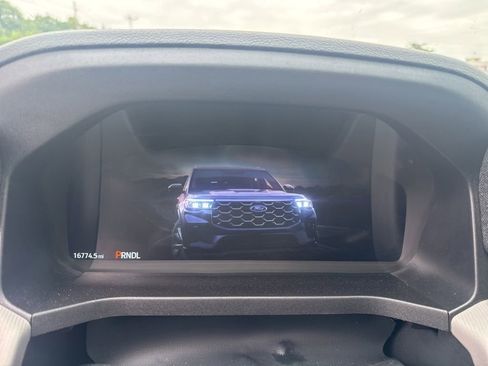Used 2025 Ford Explorer Active AWD/4WD image 4