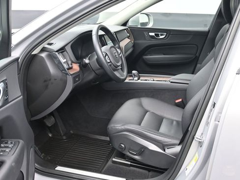 Used 2023 Volvo XC60 B5 Plus w/ Climate Package image 9