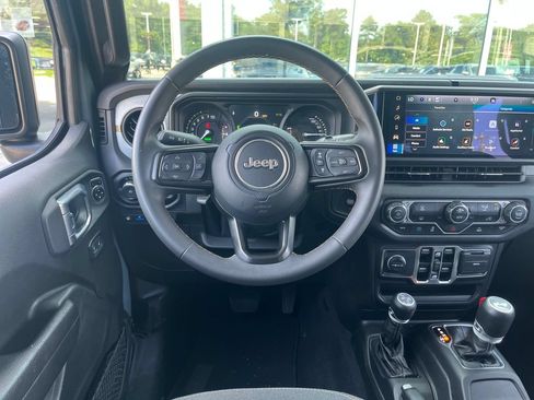 Used 2024 Jeep Wrangler Unlimited AWD/4WD image 15